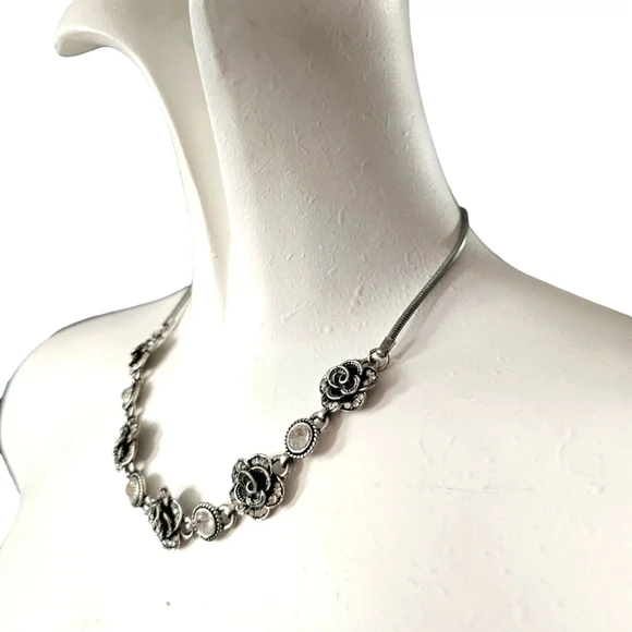 Pretty Floral Statement necklace - Picture 2 of 6